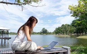 Tranh cô gái ngồi bên hồ nước