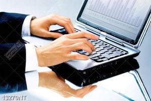 Tranh làm việc trên máy tính laptop