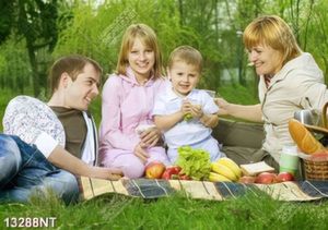Tranh gia đình đi picnic