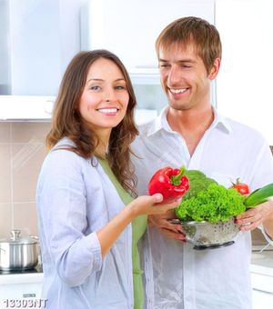 Tranh cặp đôi trẻ cầm rau quả tươi 