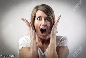 Tranh cô gái có biểu cảm bất ngờ