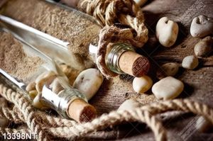 Tranh lọ thủy tinh đựng cát