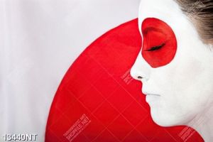 Tranh cô gái trang điểm nghệ thuật 