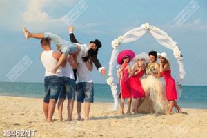 Tranh đám cưởi trên bãi biển