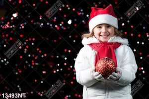 Tranh cô bé cầm quả cầu noel