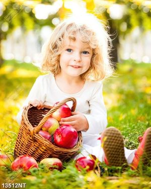 Tranh cô bé cầm giỏ táo