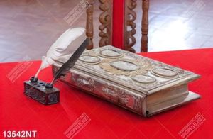 Tranh quyển sách cổ