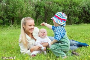 Tranh mẹ và bé vui đùa trên thảm cỏ