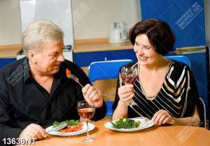 Tranh cặp đôi dùng bữa