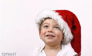 Tranh cậu bé đội mũ noel 