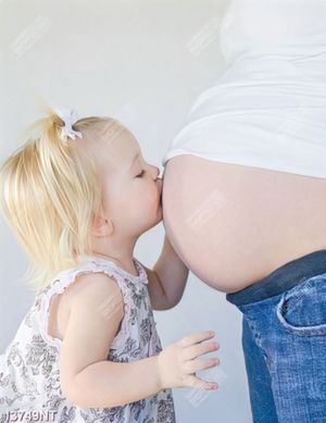 Tranh em bé hôn lên chiếc bụng bầu 