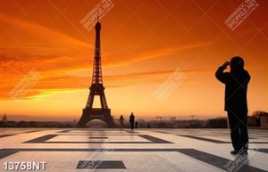 Tranh tháp Eiffel dười bầu trời vàng