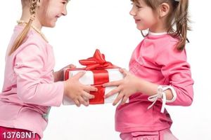 Tranh hai cô bé cầm chung hộp quà