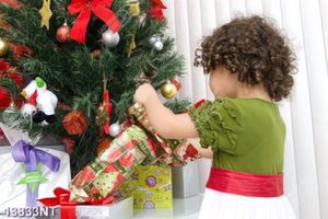 Tranh bé bên cây thông noel 13833NT