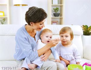 Tranh mẹ chăm bé