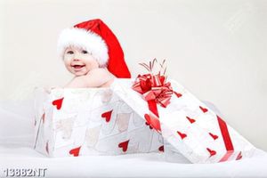 Tranh cậu bé ngồi trong hộp quà