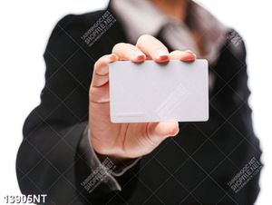 Tranh cô gái cầm thẻ trắng