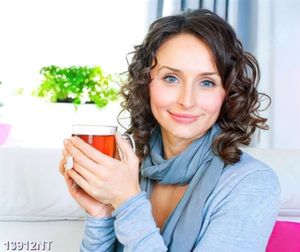 Tranh cô gái cầm tách trà