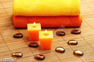 Tranh khăn và nến treo tường spa