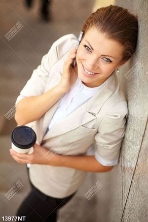 Trạm cô gái đứng dựa bên tường