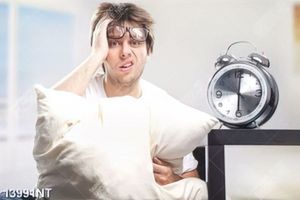 Tranh chàng trai bên chiếc đồng hồ báo thức 