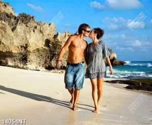 Tranh cặp đôi hôn nhau trên bãi biển