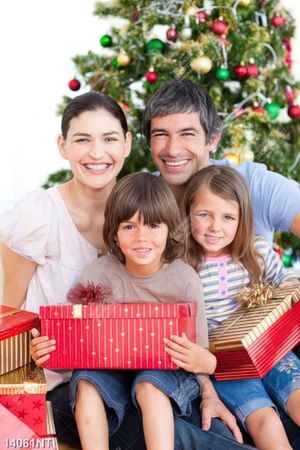 Tranh gia đình vui vẻ đón noel
