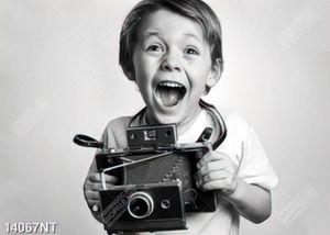 Tranh cậu bé cầm máy ảnh