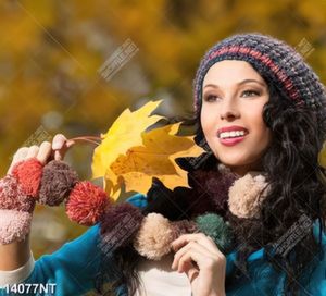 Tranh cô gái cầm chiếc lá vàng