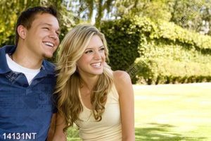 Tranh cặp đôi cười rạng rỡ