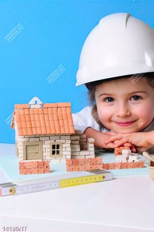 Tranh cô bé bên mô hình nhà