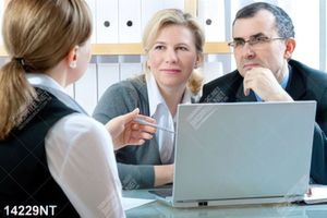 Tranh nhân viên tư vấn cho khách hàng