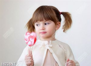Tranh cô bé cầm cây kẹo mút