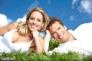 Tranh cặp đôi trẻ nằm trên thảm cỏ