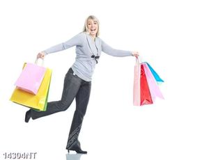 Tranh cô gái cầm nhiều túi đồ