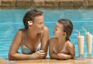 Tranh mẹ và bé bên hồ bơi