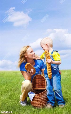 Tranh mẹ và bé ngồi trên thảm cỏ xanh