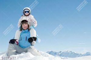 Tranh ba và bé ngồi trên tuyết
