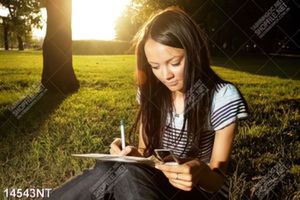 Tranh cô gái ngồi trên thảm cỏ