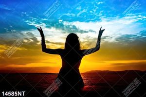 Tranh nghệ thuật cô gái đứng dang đôi tay