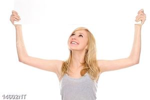 Tranh cô gái cầm tấm bảng trắng
