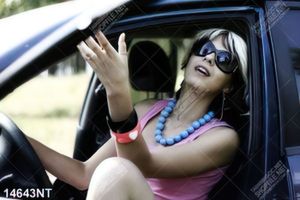 Tranh cô gái ngồi trong xe ô tô