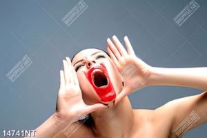 Tranh cô gái hét lớn