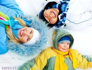 Tranh gia đình nằm trên tuyết