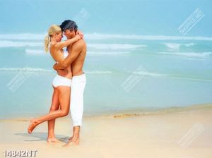 Tranh cặp đôi đứng bên bãi biển