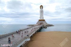 Tranh tượng phật quan âm khổng lồ trên biển