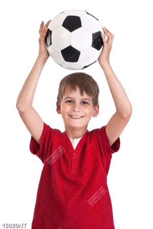 Tranh cậu bé cầm quả bóng