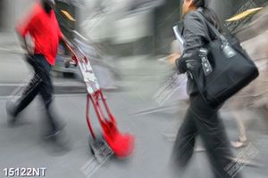 Tranh người đi trên đường
