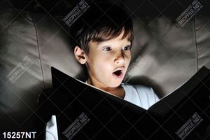 Tranh cậu bé đọc truyện