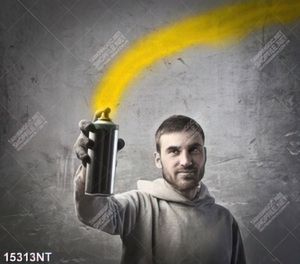 Tranh bình sơn xịt màu vàng